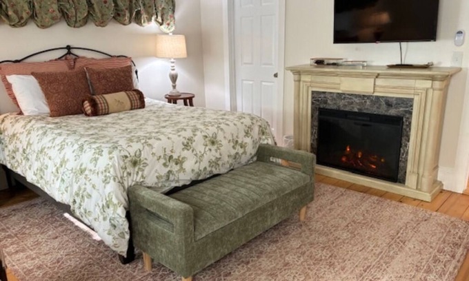 Rockport Apartment | Beautifully furnished Queen Bedroom en-suite, at the Inn at Starlight Lodge