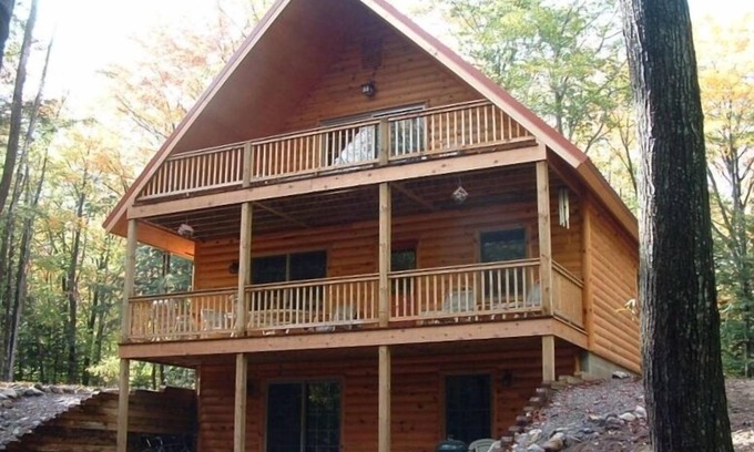 Maple City Cabin | Beautifully Furnished Log Home on Secluded Shetland Creek