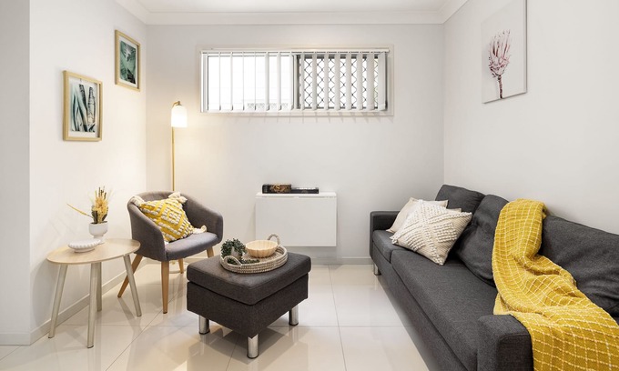 Rocklea Apartment | Beautifully Presented and Close to Transport!