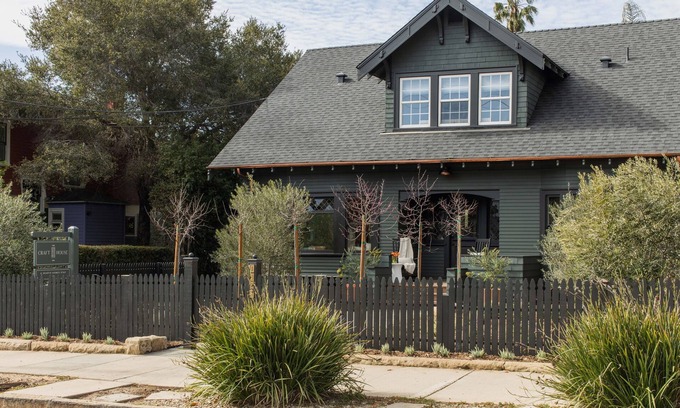 Oak Park House | Beautifully Renovated Downtown Home w/5 Bedrooms - Great for Families & Groups