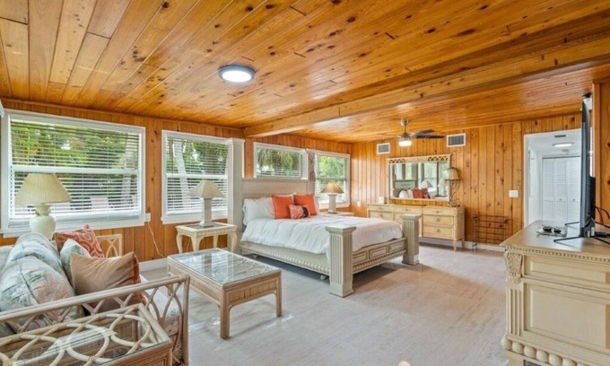 South Beach House | Beautifully Renovated 5 bedroom Vero Beach by RedAwning