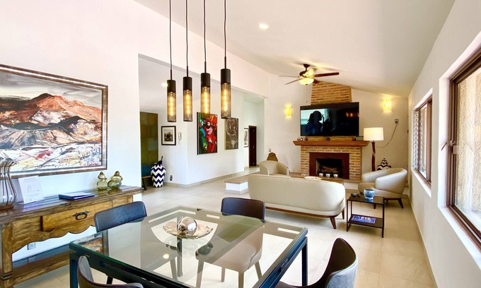San Antonio Tlayacapan House | Beautifully Renovated 2 Bedroom. Great Location- Walk to everything.