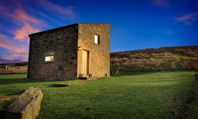 High Peak House | Beautifully renovated traditional stone barn cottage.family and pet friendlyWiFi