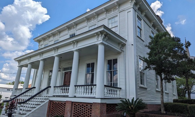 Riverwalk House | Beautifully Restored Modern Flair Greek Revival Estate in Downtown Wilmington