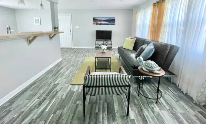 Greenwood House | Beautifully Updated in Greenwood, 15 min to Indy!