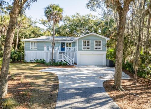 Saint Helena Island House | Beautifully Updated, Dog Friendly 4-Bed, 4-Bath Home near Beach
