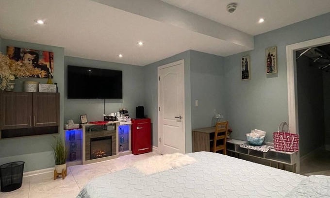 Mineola Villa | Beautuful luxurious master bedroom close to lakeshore