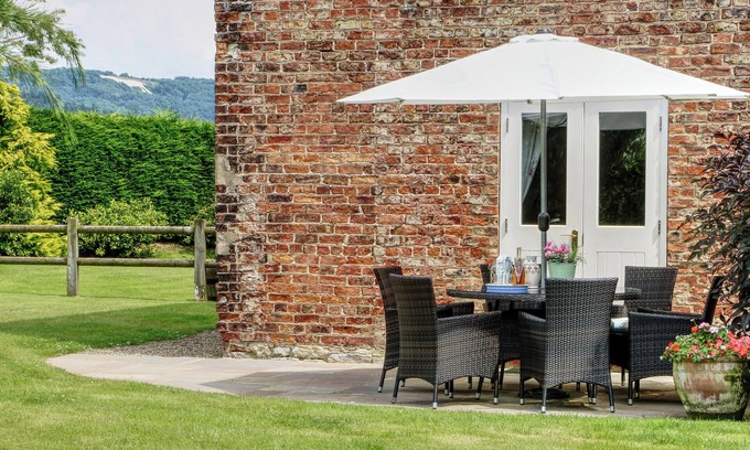 Thirkleby House | BEAVER COTTAGE, family friendly, with pool in Thirsk