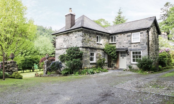 Betws-Y-Coed Cottage | BEAVER GROVE COTTAGE, pet friendly, with open fire in Betws-Y-Coed