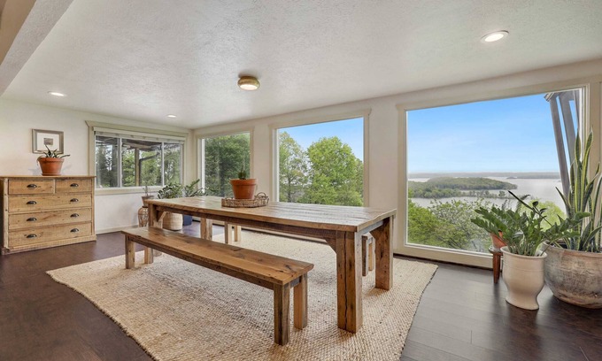 Prairie Creek House | Beaver Lake Retreat - Infinity Pool and Hot Tub