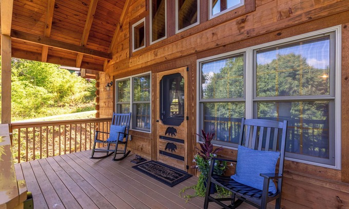 Elk Park Cabin | Beaver Rock Lodge - Pet friendly! Arcade table! 15min to Banner Elk!