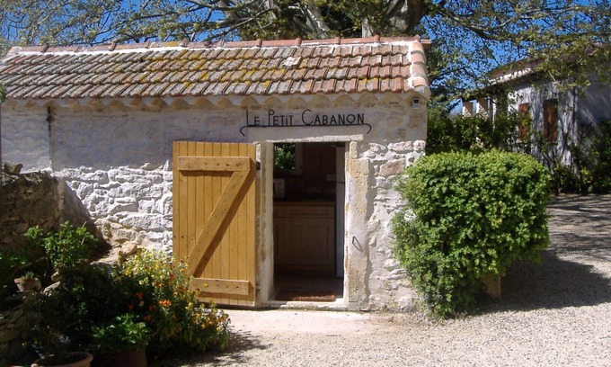 La Garde-Adhemar Bed & Breakfast | Bed and Breakfast 'Fanny' with Shared Pool, Shared Garden and Wi-Fi