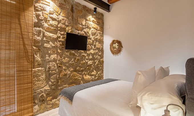 Balaguer Apartment | Bed and Breakfast 'Habitació Doble' with Shared Terrace, Wi-Fi and Air Conditioning