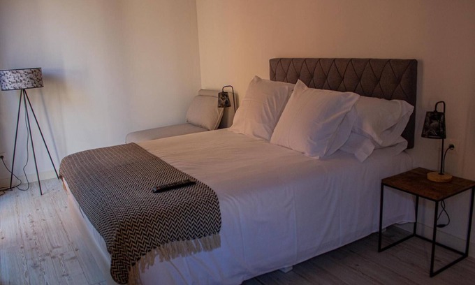 Balaguer Apartment | Bed and Breakfast 'Habitació' with Shared Terrace, Wi-Fi and Air Conditioning