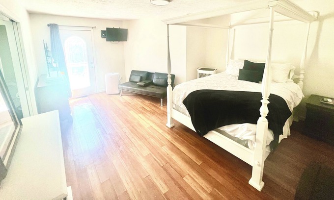 Speedway Bed & Breakfast | Bed and breakfast located in Speedway, 1.6 miles to Indianapolis Motor Speedway