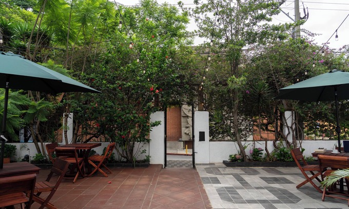 Zona 4 House | bed in shared dorm Rio Hostel in Guatemala City Zone 4, pedestrian streets.