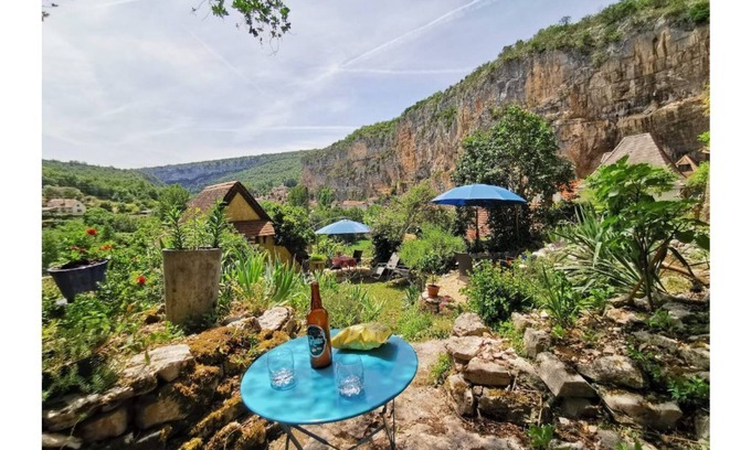 Cabrerets Apartment | Bedroom with dining area +bathroom - View & Garden