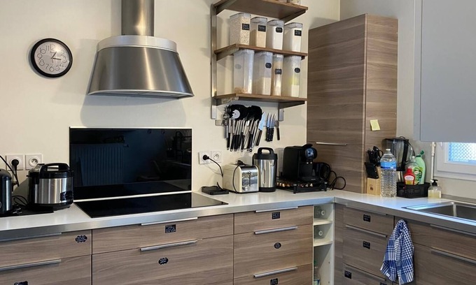 Marcq-en-Baroeul Bed & Breakfast | Bedroom with office and bathroom near Lille