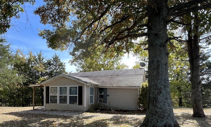 Jonesville Cottage | Bee Our Guests! Country setting close to the Ark 1950’s house. Relax