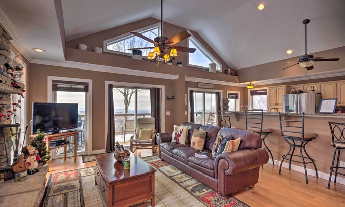 Beech Mountain House | Beech Mountain Retreat w/Open Deck: 2 Mi to Ski!