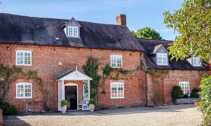 Quedgeley Cottage | Beecham Farmhouse - sleeps 12 guests in 6 bedrooms