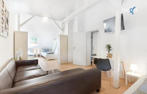 Bismarck Apartment | BEGE APARTMENT Cozy Workbase