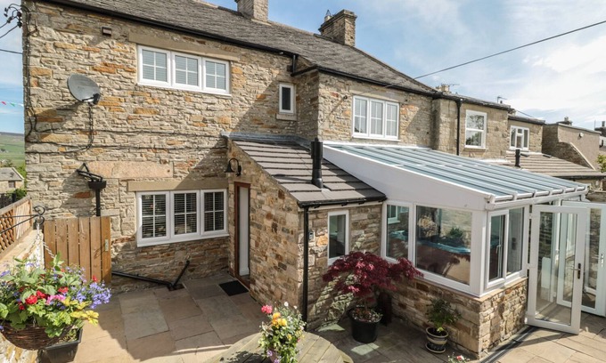 Mickleton House | BELGRAVE HOUSE, pet friendly, with hot tub in Mickleton, Teesdale