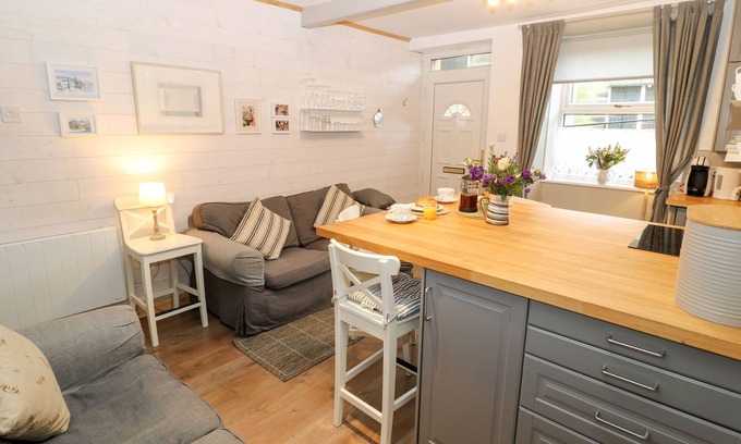 Hepworth Cottage | BELL COTTAGE, pet friendly, with a garden in Holmfirth