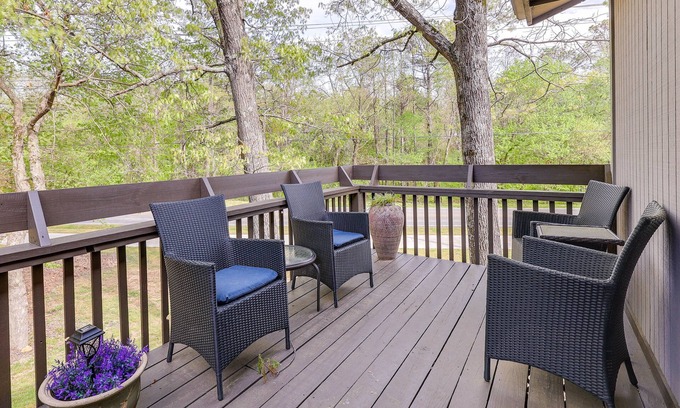 Bella Vista House | Bella Vista Townhome w/Deck Near Back 40 Trails!