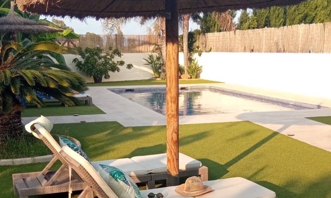 Deltebre Villa | BENASHA, swimming pool, garden, barbecue, parking, air conditioning, dining porch.