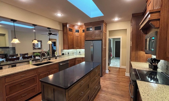 Bella Vista House | Bentonville Bike Stay Bike In-Out, 5br, Game Room 11 Beds, 4 Kings, game room!