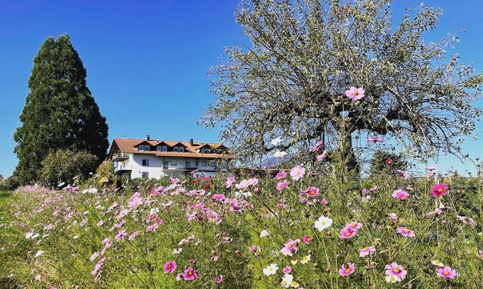 Waggershausen Apartment | Bergblick vacation apartment - farmhouse on Lake Constance with a fantastic view