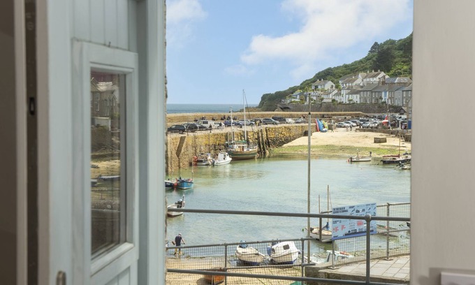 Mousehole Cottage | Berlewen - a cottage that sleeps 6 guests in 3 bedrooms