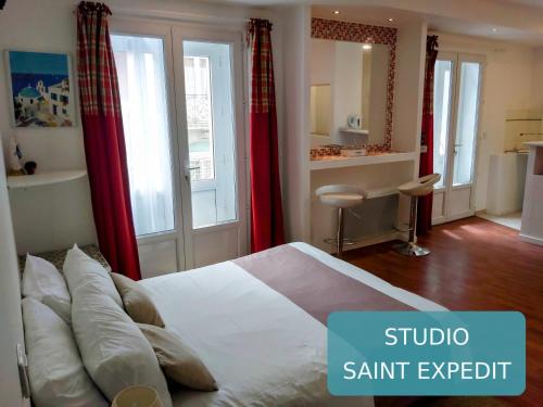 Lourdes Hotel | Bernadette' Cosy Flat - 3 minutes walk main door to sanctuary entrance- Old Town - Bernadette de Soubirous's neighborhood - Chapel for Prayer on site