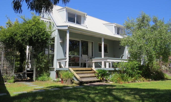 Waikanae Cottage | Beside the lagoon - Waikanae Beach