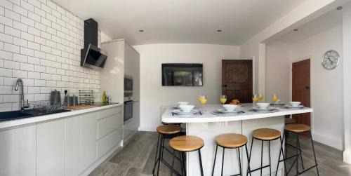 Doncaster House | Bessie House 3BED SD with Parking Racecourse Goffs Eco Power Stadium A1 M18 M1 M62