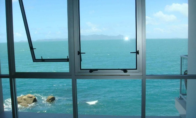 Nelly Bay Apartment | Best at Bright Point 4 Bedroom (sleeps up to 8) Absolute Waterfront Apartment