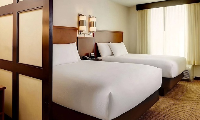 Austin Hotel | Best for Unwinding! Pets Allowed, FREE Parking, Pool, Near Brentwood Park!