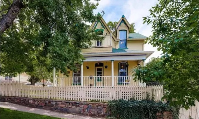 Golden House | Best Location in Golden Artistic Magical Setting