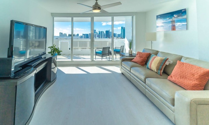 Edgewater Condo | Best of Miami including free yacht cruise