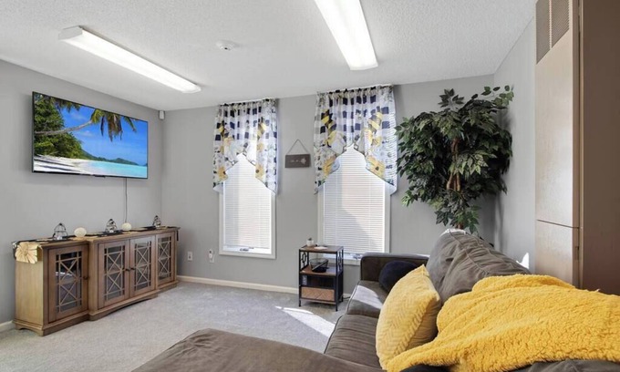 Cheektowaga Apartment | Best Parking Laundry AC BBQ Patio