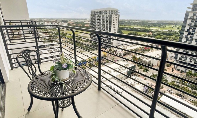 Doral Hotel | Best Place to Stay in Florida! Onsite Parking, Pool, Near Bayside Market Place