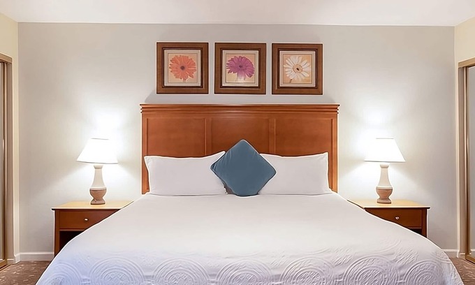 San Diego Country Estates Hotel | Best Place to Unwind! Free Parking, Full Kitchen!