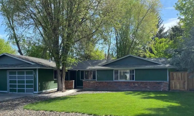 Collister House | Best Value in NW Boise- large backyard, fire pit, 10 min to downtown