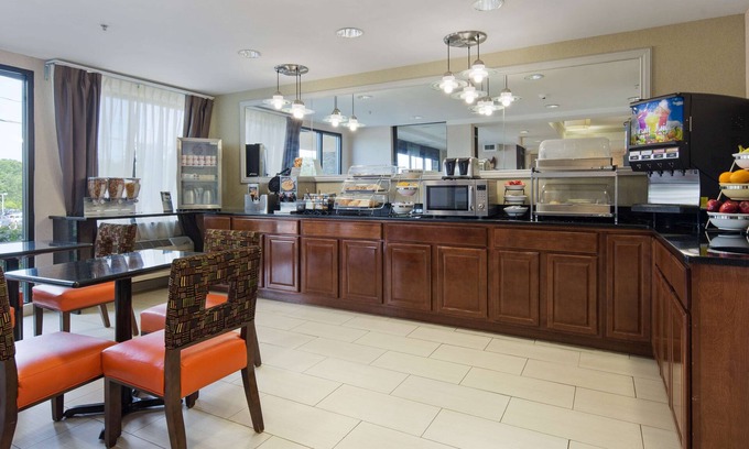 Huntersville Hotel | Best Western Plus Huntersville Inn & Suites Near Lake Norman