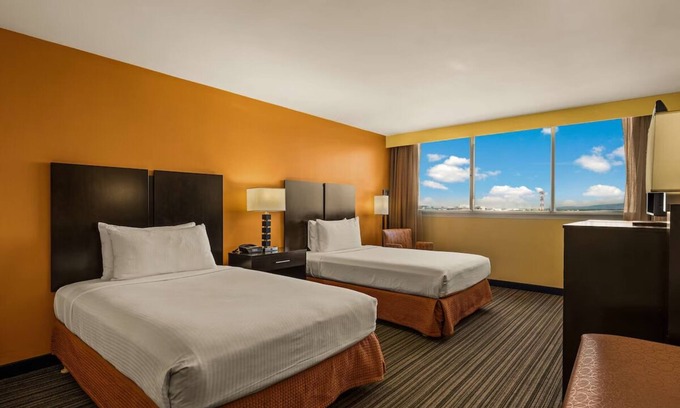 Western Honolulu Hotel | Best Western The Plaza | Standard Room 2 Double Beds | Swimming Pool