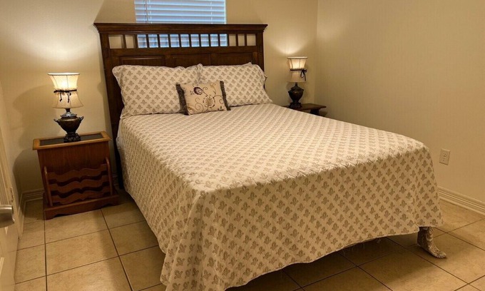 Tyler Apartment | Beststays@Sunrise Ruby a Duplex, Pet Friendly,Work Crews family nursesnn@‘