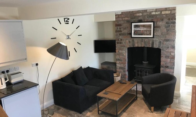 Bettws Cedewain House | Bettws Hall Accommodation