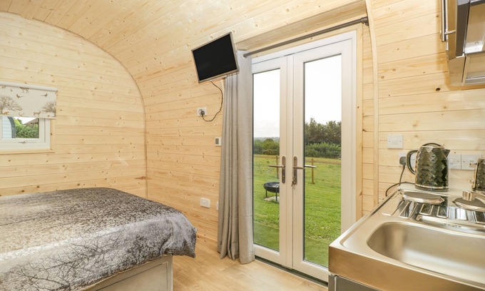 Cross Cottage | BEULAH, pet friendly, with hot tub in Axbridge