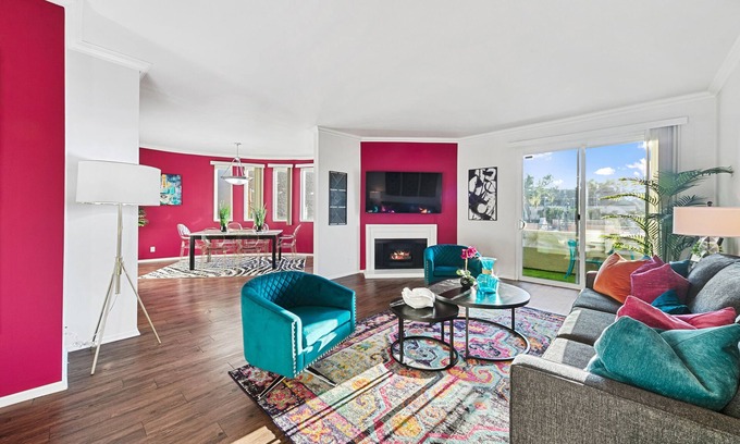 Beverly Hills Apartment | Beverly Hills Getaway 2BR Apt Parking, Pool Access